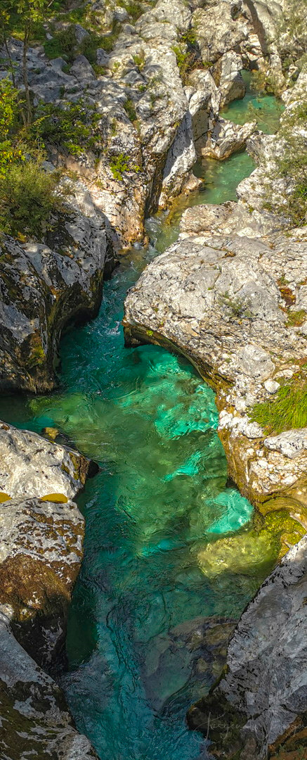 Klares Wasser im Fels