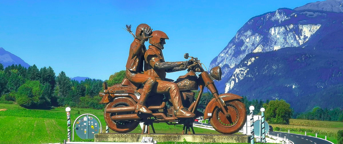 Motorradkunst am Straßenrand