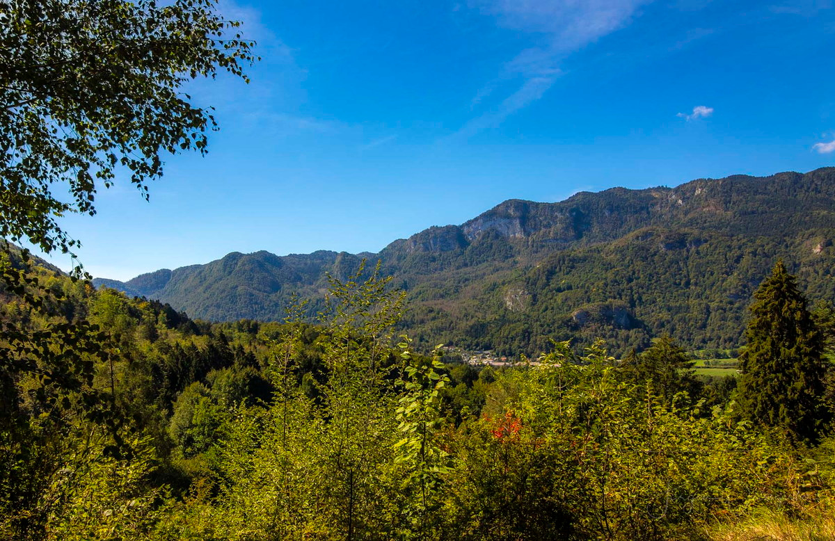 Tal unter blauem Himmel
