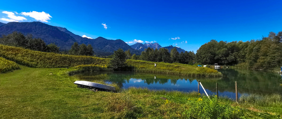 Kleiner See vor den Bergen