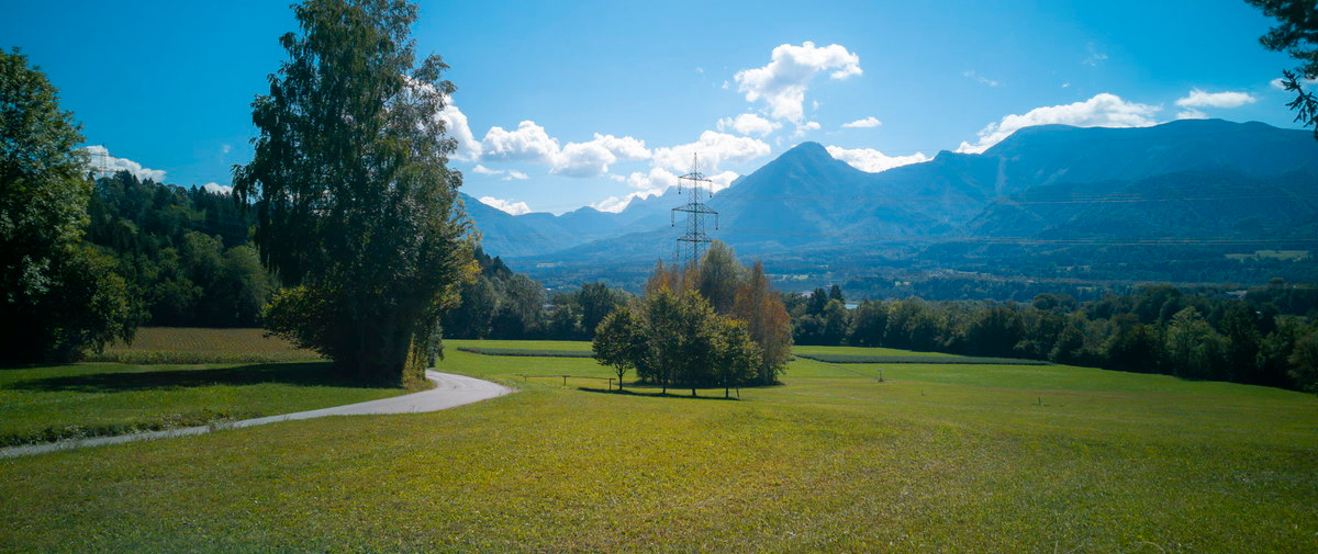 Weite Wiesen vor den Bergen
